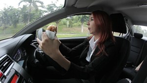 womaneatingwhiledriving